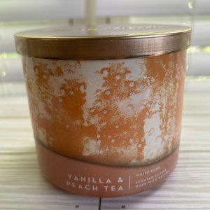 Bath & Body Works / White Barn 3-Wick Candle - Vanilla & Peach Tea